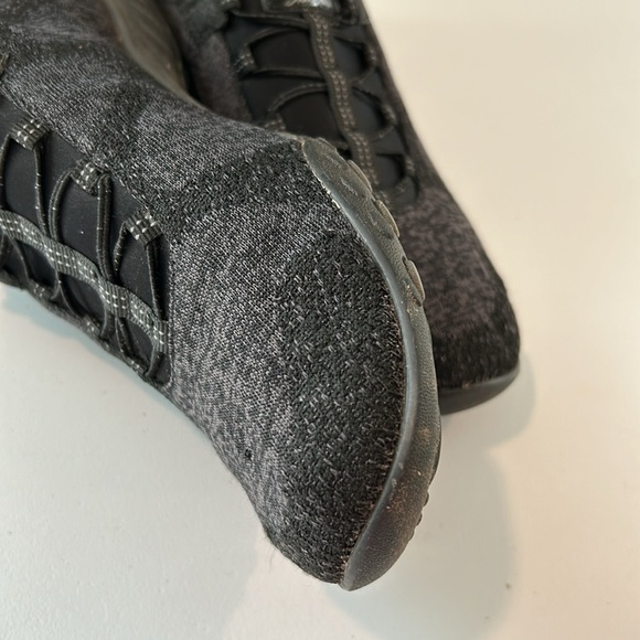 Skechers relaxed fit slip on shoes, size 9, EUC - Picture 7 of 8